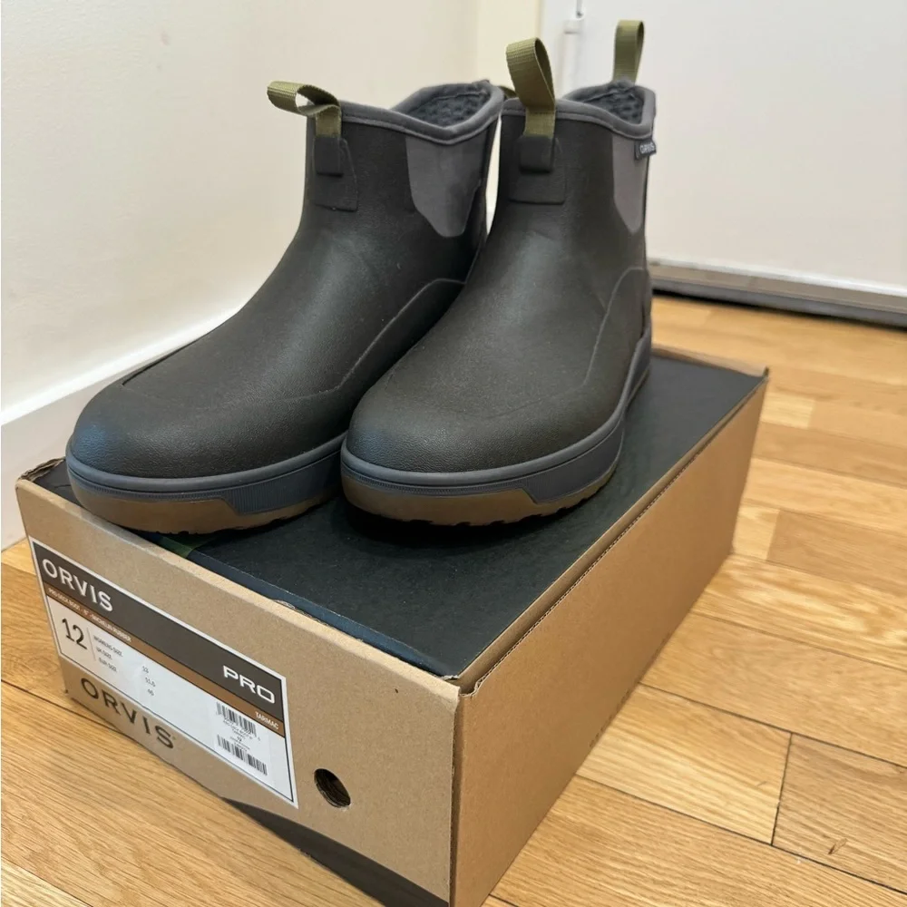 Orvis Tarmac Pro Deck Boots in Dark Grey with Brown Sole